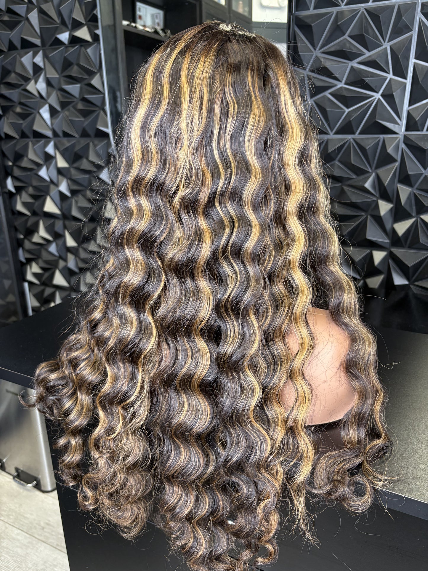 Transform Your Look with the 22" Piano Brown U Part Wig – Body Wave
